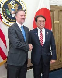 　米ワシントンでの日米関税交渉に際し、握手する赤沢経済再生相（右）と米通商代表部（ＵＳＴＲ）のグリア代表＝２３日（内閣官房提供）