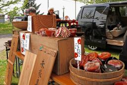 　能登半島地震で被災した石川県珠洲市の住民から引き取った輪島塗の漆器のチャリティー販売会＝２４日午前、北海道東川町