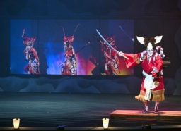 　ＮＴＴが報道公開した「超歌舞伎」。中村獅童さんが高速通信規格アイオンで結んだ台湾の演者（後方の画面）と共演し、音楽がずれることなく動きを合わせた舞踊を披露した＝２４日午後、大阪市此花区の夢洲