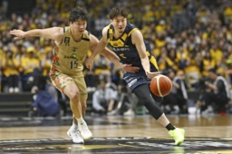 　琉球戦で攻め込む宇都宮・比江島（右）＝横浜アリーナ