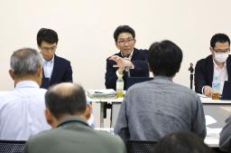 　漁業者らに説明する農水省の担当者＝２４日午後、長崎県雲仙市