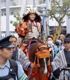 　「楠公武者行列」に楠木正成役で参加した兵庫県の斎藤元彦知事＝２５日午前、神戸市