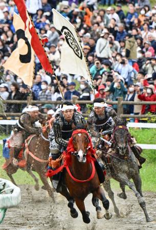 　「相馬野馬追」の甲冑競馬で疾走する騎馬武者＝２５日午後、福島県南相馬市