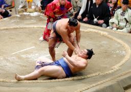 　豊昇龍（上）が上手ひねりで大の里を下す＝両国国技館