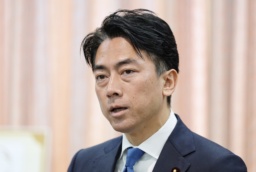 　政府備蓄米放出の新方式を発表した小泉農相＝２６日午前、農水省