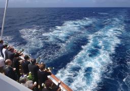 　洋上慰霊で海に献花する参加者＝２０１６年３月、ミクロネシア連邦・ヤップ島沖（日本遺族会提供）