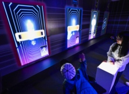 　情報通信基盤「ビヨンド５Ｇ」が実現した社会を疑似体験できるイベントで、ＡＩのアバターとキャッチボールをする来場者＝２６日午前、大阪市此花区の夢洲