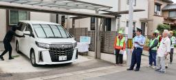 　防犯対策実演のため、愛知県警の警察官が名古屋市西区の住民らの前で再現した自動車盗難現場＝２６日午前