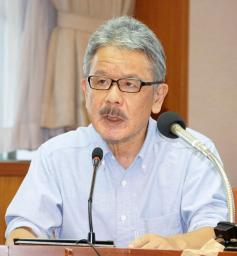 　記者会見する沖縄大の山野良一教授＝２６日午後、沖縄県庁