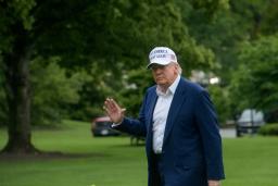 　記者団に手を上げるトランプ大統領＝２５日、ワシントン（ＡＰ＝共同）