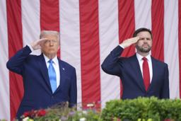 　２６日、米南部バージニア州のアーリントン国立墓地で、戦没将兵記念日の式典で敬礼するトランプ大統領（左）とバンス副大統領（ＡＰ＝共同）