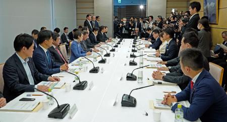 　首相官邸で開かれた孤独・孤立対策推進本部の会合＝２７日午前