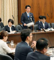 　参院農林水産委で発言する小泉農相（奥中央）＝２７日午前