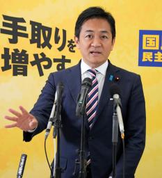 　記者会見する国民民主党の玉木代表＝２７日午前、国会