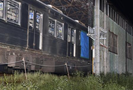 　走行中に窓ガラスが割れた長野電鉄の車両＝２１日、長野県須坂市の須坂駅