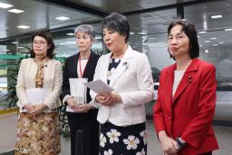 　報道陣の取材に応じる上川陽子氏（中央右）と堀川惠子さん（同左）ら＝２７日午後、厚労省