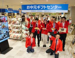 　中元商戦に向け、開店前に盛り上がるスタッフ＝２８日午前、大阪市阿倍野区の近鉄百貨店本店