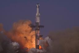 　テキサス州の施設から打ち上げられる米スペースＸの大型宇宙船「スターシップ」＝２７日、スターベース（ＡＰ＝共同）