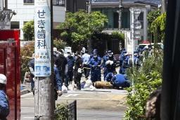 　東京都江戸川区の爆発事故で、現場検証する警視庁の捜査員ら＝２８日午後０時半ごろ