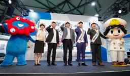 　「地方創生ＳＤＧｓフェス」のオープニングセレモニーで記念写真に納まる（左２人目から）内閣府地方創生推進事務局の石坂聡局長、岡村憲明さんら＝２８日午前、大阪市此花区の夢洲