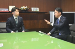 　中野国交相（左）と面会する小泉農相＝２８日午後、国交省