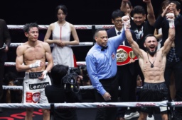 　エドアルド・ヌニェスに判定で敗れた力石政法（左）＝横浜ＢＵＮＴＡＩ
