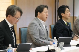 　サイバーセキュリティ戦略本部の会合で発言する林官房長官（中央）＝２９日午前、首相官邸