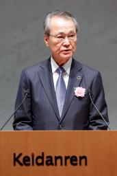　経団連の定時総会で会長に選任され、あいさつする筒井義信氏＝２９日午後、東京・大手町の経団連会館