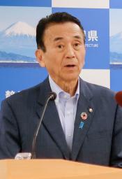 　記者会見する静岡県の鈴木康友知事＝２９日午後、静岡県庁