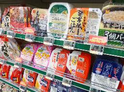 　スーパーに並ぶパックご飯＝２０１８年、東京都江戸川区