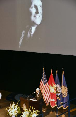 　アーミテージ元米国務副長官の追悼式典で、思い出を語る加藤良三元駐米大使＝２９日、メリーランド州アナポリスの海軍兵学校（共同）