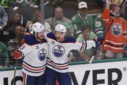 　ＮＨＬプレーオフ、西カンファレンス決勝第５戦のスターズ戦でゴールを喜ぶオイラーズの選手たち＝２９日、ダラス（ＡＰ＝共同）