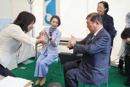 　「ともともフェスタ２０２５」で手話を体験する石破首相（右）と三原少子化相（中央）＝３０日午後、東京・元赤坂の迎賓館（代表撮影）