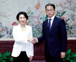 　握手する日本外務省の北村俊博外務報道官（右）と中国外務省の毛寧報道局長（毛寧氏のＸから、共同）