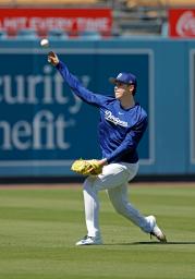 　キャッチボールするドジャース・佐々木＝ロサンゼルス（共同）