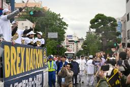 　宇都宮市で行われたバスケットボールＢリーグ、宇都宮ブレックスの優勝記念パレード＝３１日午前