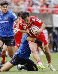 　神戸―埼玉　前半、突進する神戸・李承信（右）＝秩父宮