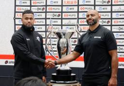 　ラグビーのリーグワン１部プレーオフ決勝の前日記者会見で握手するＢＬ東京のリーチ主将（右）と東京ベイのマキシ主将＝３１日、国立競技場