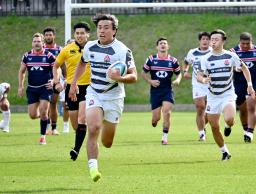 　香港代表との強化試合でプレーするＷＴＢ高本（手前）＝大分県別府市