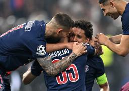 　初優勝を果たしたパリ・サンジェルマンの選手＝５月３１日（ロイター＝共同）