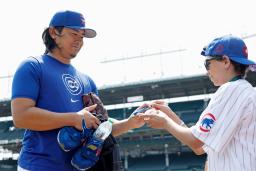 　試合前の練習を終え、サインの求めに応じるカブス・今永＝シカゴ（共同）