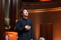 　エリザベート王妃国際音楽コンクールのピアノ部門で２位に入賞し、喜びの表情を見せる久末航さん＝１日、ベルギー・ブリュッセル（共同）