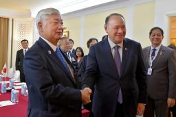 　会談前に握手する中谷防衛相（左）とフィリピンのテオドロ国防相（右）＝１日、シンガポール（共同）