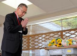 　事件現場を改装した「いこいの広場」で献花し手を合わせる山口伸一郎校長＝１日午前、長崎県佐世保市