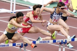 　女子１００メートル障害で１２秒８５（追い風参考）をマークして優勝した寺田明日香（中央）。右は２位の清山ちさと、左は３位の田中佑美＝ヤマタスポーツパーク陸上競技場