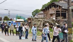 　ウオーキングイベントで能登半島地震の被災地を歩く参加者＝１日午前、石川県輪島市