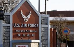 　米軍横田基地のゲート＝２０２４年１２月、東京都福生市