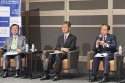 　政策提言について記者会見する山崎幸二前統合幕僚長（右）。左は兼原信克・元官房副長官補＝２日午前、東京都港区