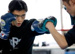 　ボクシングの世界バンタム級王座統一戦に向けて練習する西田凌佑＝大阪市内