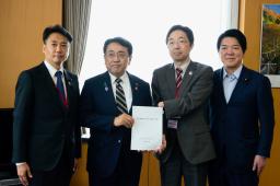 　赤沢防災庁設置準備相（中央左）に防災庁設置に関する要望書を手渡す熊本県の木村敬知事（同右）＝２日午前、内閣府